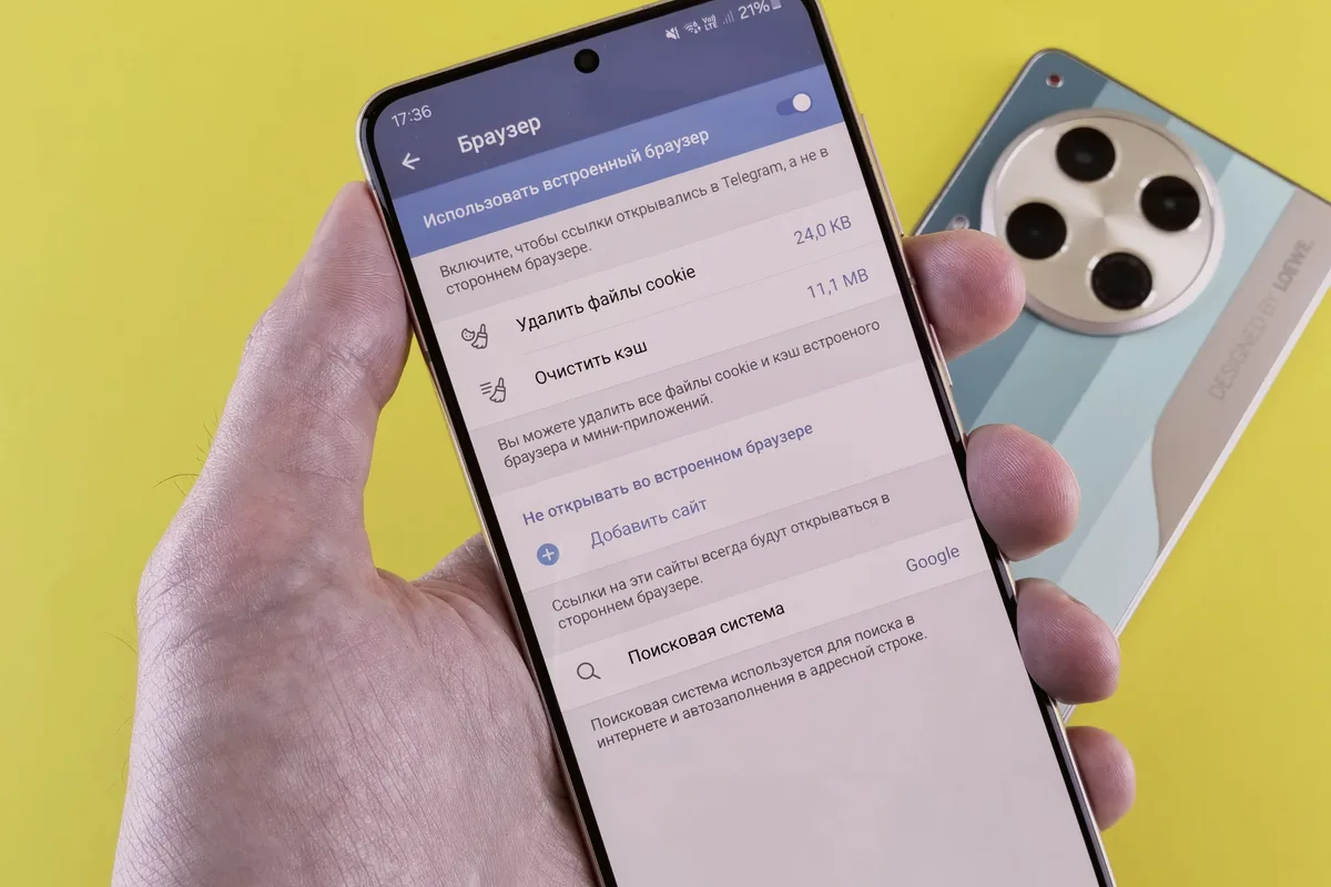 Pessoa verificando configurações de aplicativo em um smartphone