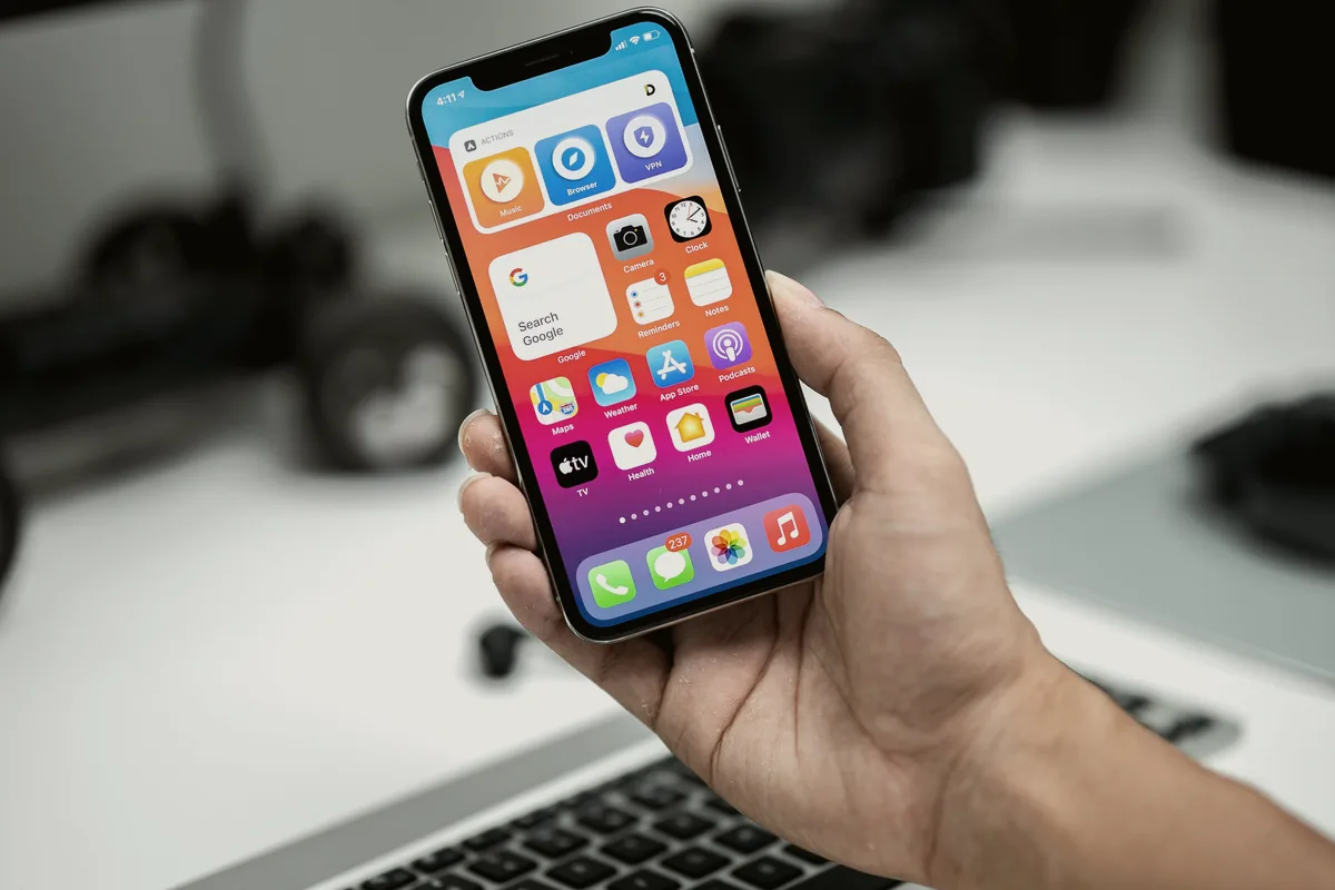 Pessoa consultando informações em um smartphone