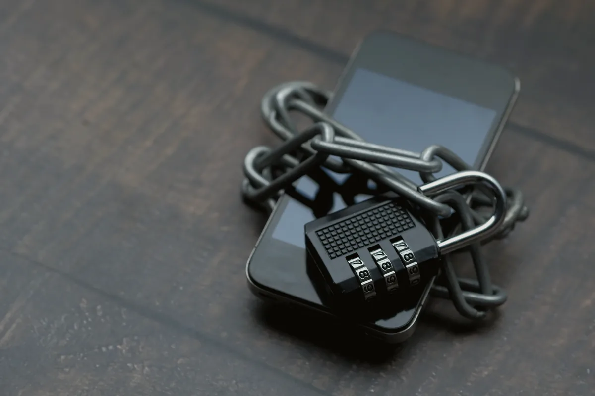 Smartphone protegido por cadeado como símbolo de acesso seguro