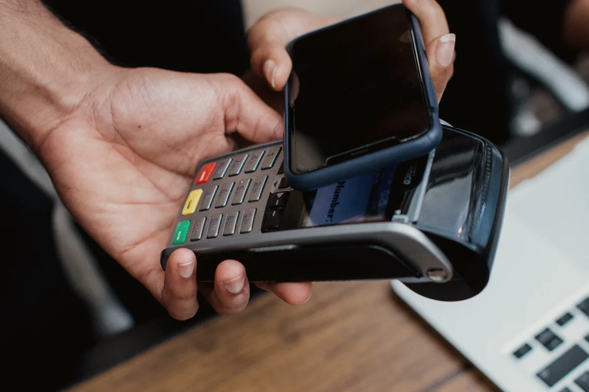 Pagamento por smartphone em terminal eletrônico