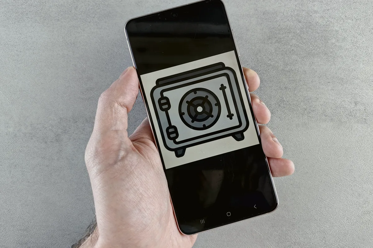 Símbolo de proteção digital exibido em um smartphone